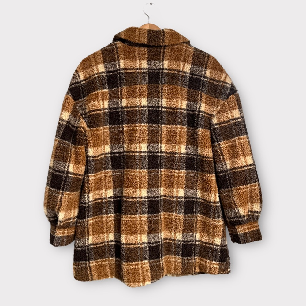 Avec Les Filles Plaid Teddy Fleece Shirt Jacket In Taupe Plaid Shacket - Picture 3 of 5